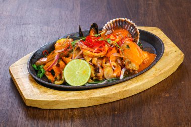 Kızarmış balık, deniz tarağı ve kalamar servis edildi.