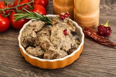 Krema soslu tavuk ciğeri biberiye servis edildi.