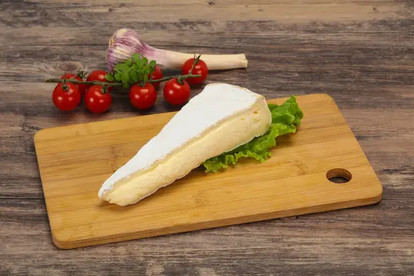 Brie Triangle Fromage Servi Feuilles Salade — Photo