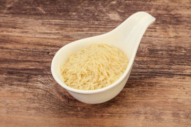 Tabakta çiğ Hint basmati pilavı