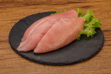 Pişirmek için çiğ hindi göğsü.