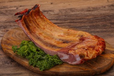 Baharatlı ve otlu domuz pirzolası.