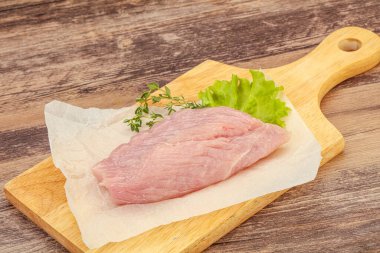 Pişirmek için çiğ hindi göğsü biftek.