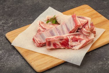 Çiğ kuzu kaburgası pişirmek için biberiye servis edilir.