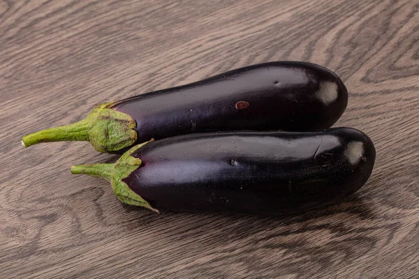 Deux Aubergines Crues Mûres Isolées Pour Cuisson — Photo