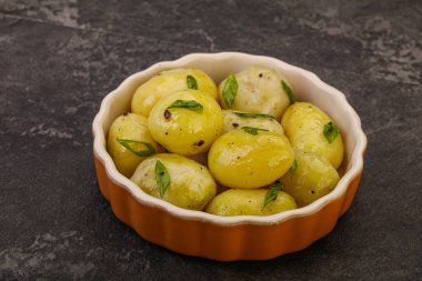 Kasede taze haşlanmış patates soğan servis edildi.