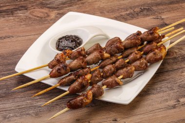 Asya mutfağı. Biber soslu tavuk kalbi şiş.