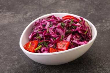 Bitki ve baharatlı kırmızı lahana turşusu