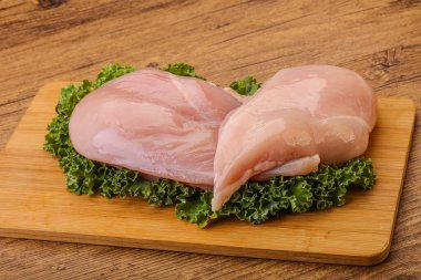 Pişirmek için iki çiğ tavuk göğsü