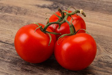 Kırmızı parlak olgun ve tatlı domates dalı