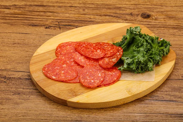 Italiensk Kryddig Pepperoni Korv Skivor Över Bord — Stockfoto