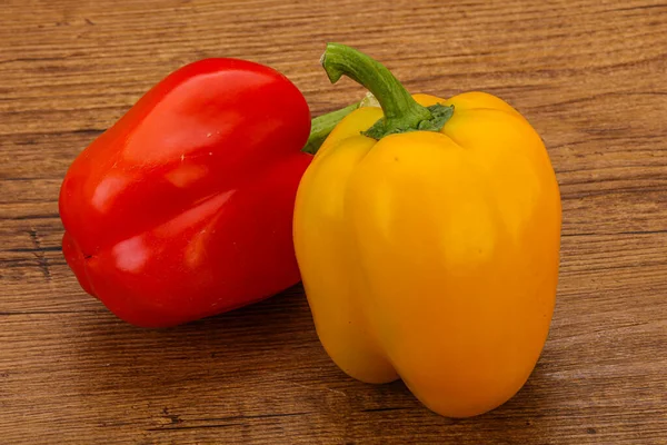 Zwei Reife Süße Bulgarische Paprika — Stockfoto