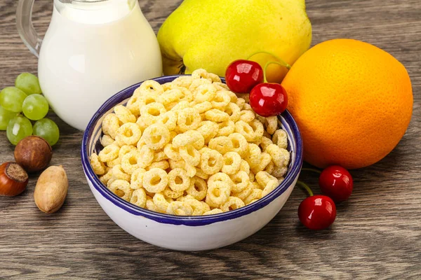 Frukost Med Majsringar Frukt Och Mjölk — Stockfoto