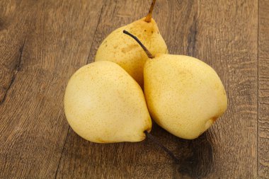 Sulu, olgun, sarı Çin armudu. 