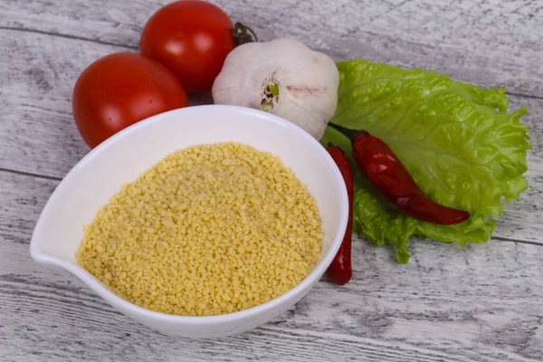 Couscous Cru Dans Bol Servi Feuilles Salade Tomate Poivre Prêt — Photo