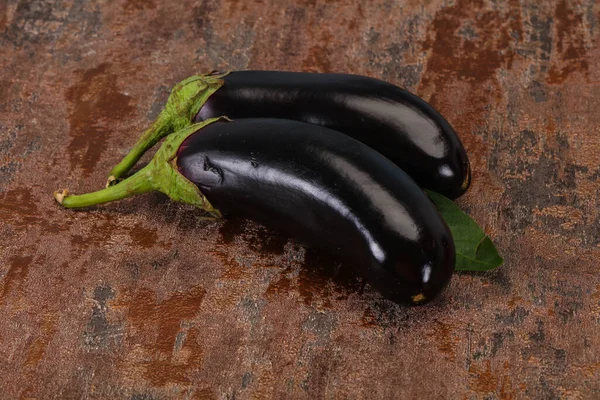 Poucos Maduro Saboroso Berinjela Sobre Fundo Madeira — Fotografia de Stock