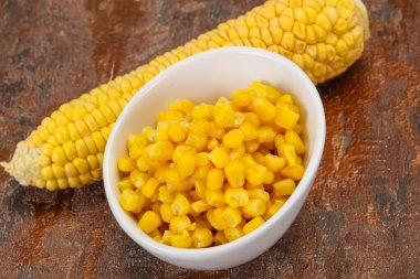 Tatlı taze mısır tohumları kasede 