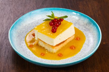 Geleneksel turuncu soslu cheesecake kırmızı frenk üzümü servis ediyordu.