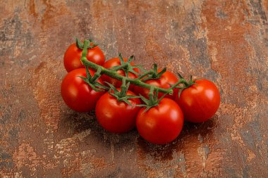 Taze olgun domates dalıyla izole edilmiş.