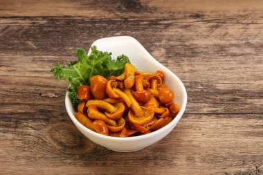 Terbiye edilmiş mantar. Kasede küçük bal aromalı.