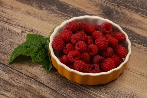 Rode Heldere Rijpe Zoete Frambozen Met Blad — Stockfoto