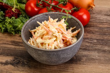 Lahana ve havuçlu vejetaryen lahana salatası.