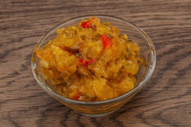 Salatalık ve hardal tohumlu sos.