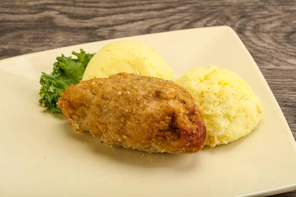 Knuspriges Hähnchenschnitzel Aus Hackfleisch Mit Kartoffelpüree — Stockfoto