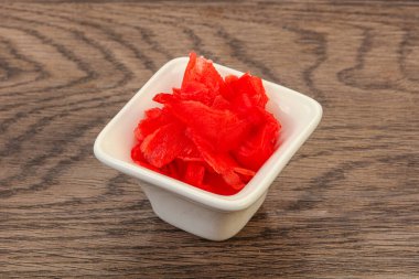 Asya mutfağı terbiye edilmiş zencefil kökü kasede.