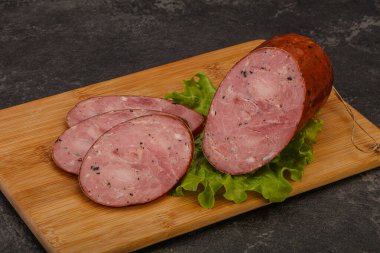 Baharatlı ve otlu füme jambon.