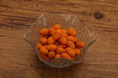 Baharatlı bbq fıstık yığını kasede