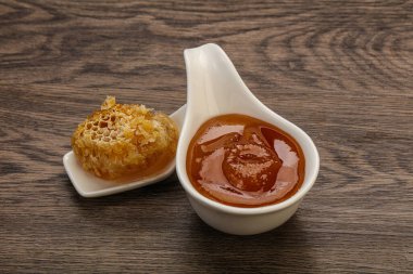 Doğal tatlı bal kasede