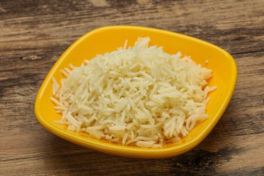 Buharda pişmiş Hint basmati pilavı.