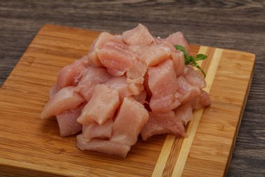 Pişirmek için çiğ tavuk göğsü.