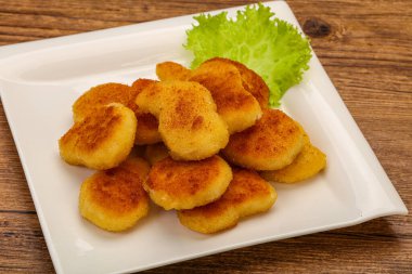 Kızarmış tavuk nugget. Salata yaprakları.
