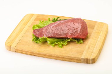 Pişirmek için çiğ et parçası.