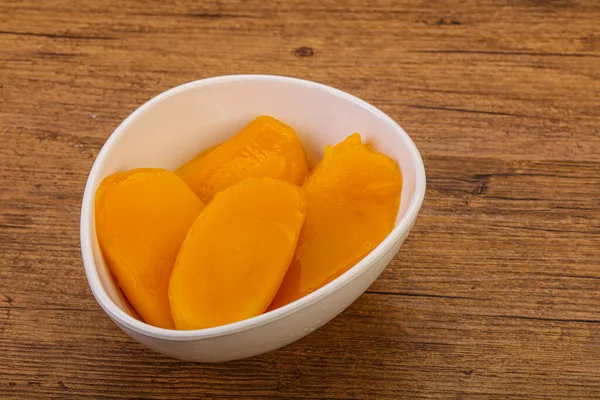 Şuruplu tatlı mango dilimleri.