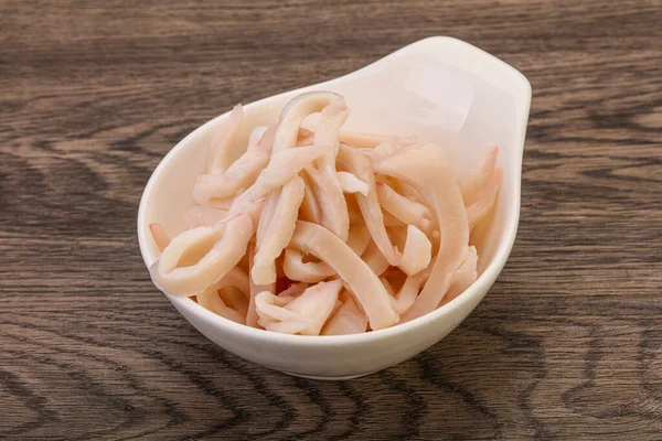 Lezzetli marine edilmiş mürekkep balığı kasede atıştırmalık parçalar.