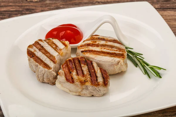 Medallón Cerdo Parrilla Con Salsa Tomate Servido Romero —  Fotos de Stock