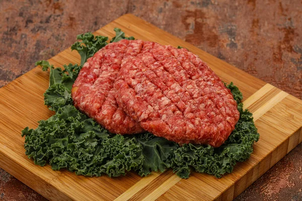 Izgara için çiğ sığır eti pirzolası.