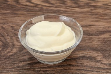 Süt ekşi krema kasede