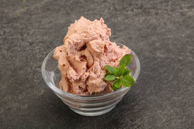 Karaciğer ezmesi kasede fesleğen yaprağı servis edilir.