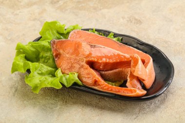 İki pembe somon balığı bifteği. Salata yaprağı.