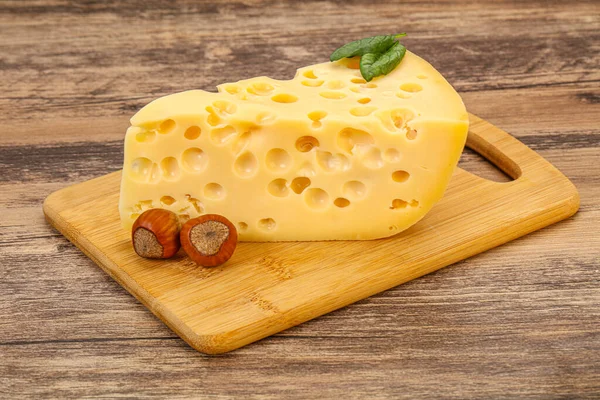 Queso Maasdam Triángulo Amarillo Lechero Con Agujeros —  Fotos de Stock