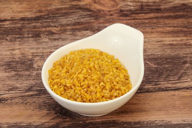 Vejetaryen mutfağı. Kasede pişirmek için kuru bulgur.