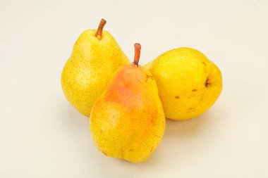 Arka planda taze sarı armut