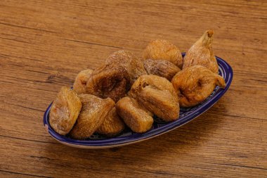 Kuru incirli meyve yığını.