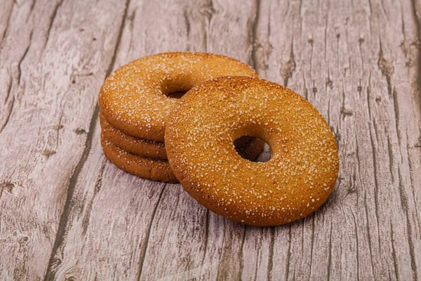 Tatlı ve çıtır çıtır zencefilli kurabiye yığını