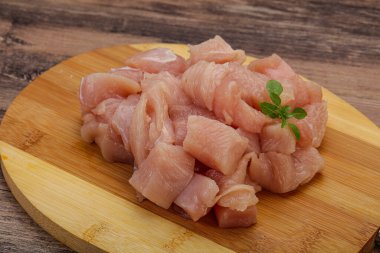 Pişirmek için çiğ tavuk göğsü.