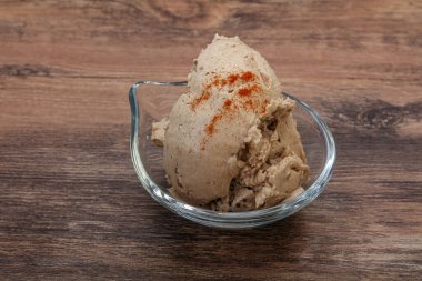 Kavanozda baharatlı ringa yağı var.